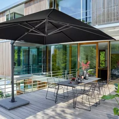 Freiarmschirm_Schwarz_Racket_Sessel_Schwarz_Slope_Tisch_Schwarz_HPL_Marmor-Schwarz_hoch_Sonnenschirm