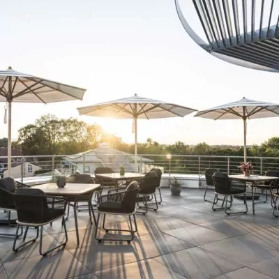 Klassiker_Breeze_Natur_Denia_Dining_Sessel_Tisch_100x100_2_Sonnenschirm