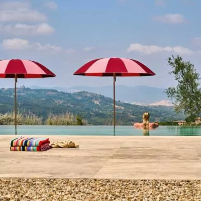 Pagodenschirm_Rosa_Bordeaux_KN_FZ_Holz_BP_Beton_Badehandtuch_Sonnenschirm