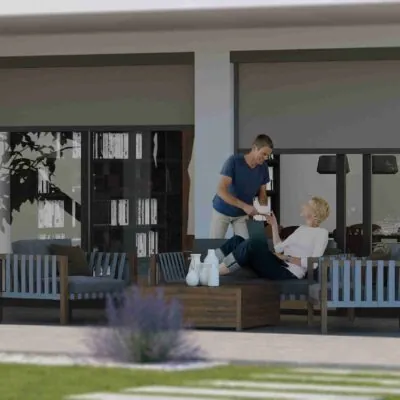 kadeco-markise-terrasse-734-sichtschutz-grau-ehepaar_2-web